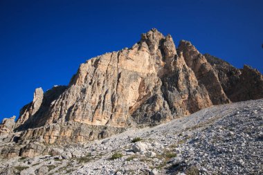 Panorama Lavaredo üç doruklarına yakınındaki Dolomites'in üzerinde