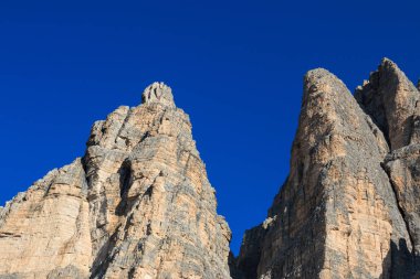 Panorama Lavaredo üç doruklarına yakınındaki Dolomites'in üzerinde