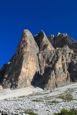 Panorama Lavaredo üç doruklarına yakınındaki Dolomites'in üzerinde