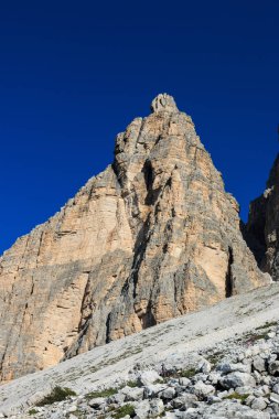 Panorama Lavaredo üç doruklarına yakınındaki Dolomites'in üzerinde