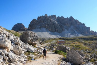Panorama Lavaredo üç doruklarına yakınındaki Dolomites'in üzerinde