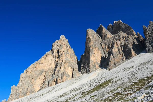 Lavaredo 三峰附近的白云岩全景图 — 图库照片