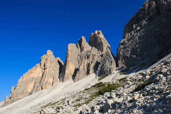 Lavaredo 三峰附近的白云岩全景图 — 图库照片