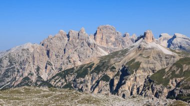 Panorama Lavaredo üç doruklarına yakınındaki Dolomites'in üzerinde