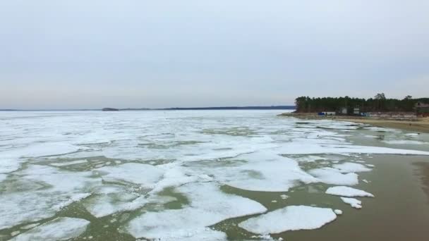 Disparo Aéreo Drones Superficie Agua Mar Congelada Durante Clima Frío — Vídeo de stock