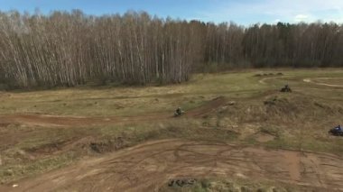 Motokros motosiklet riders motosiklet cross-country havadan görünümü. 