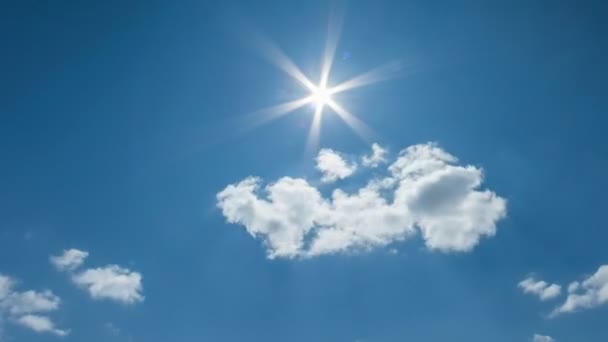 美丽的 Cloudscape 云和太阳在蓝天下闪耀 时间失效 — 图库视频影像