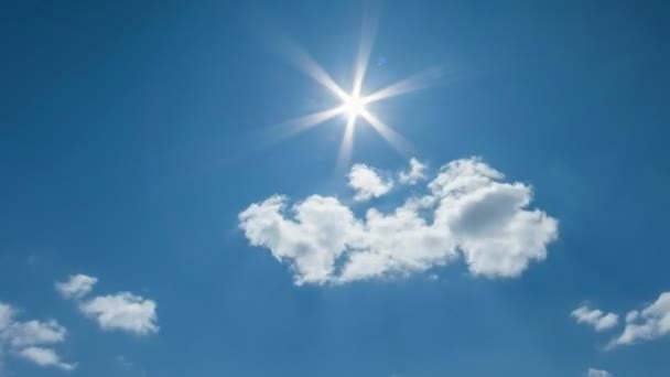 Hermosas Nubes Paisaje Nublado Sol Está Brillando Cielo Azul Lapso — Vídeo de stock