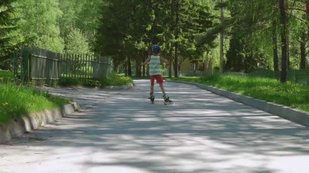 轮滑男孩在公园旱冰在内排冰鞋 孩子在户外活动 慢动作 — 图库视频影像