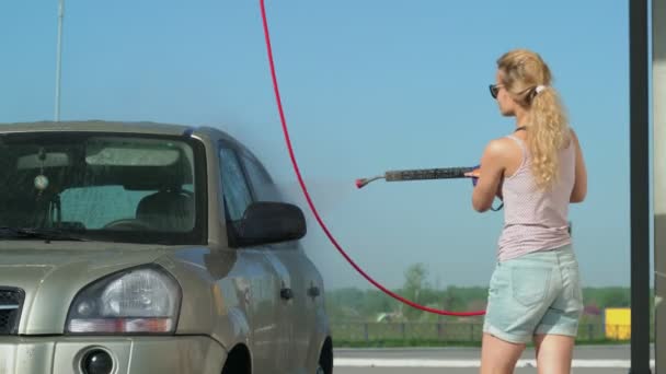 晴れた日にセルフ サービスのブースで車を洗う若い女性 — ストック動画