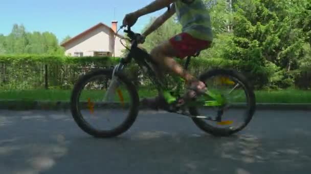 Kinderradfahren Junge Fährt Sonnigem Frühlingstag Mit Fahrrad Die Straße Hinunter — Stockvideo
