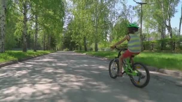 Kinderradfahren Junge Fährt Fahrrad Mit Helm Vorstadtstraße Ferienhäuser — Stockvideo