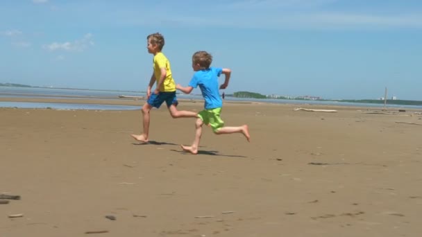Dwóch Chłopców Aktywnej Gry Piłkę Nożną Piasek Plaża Zwolnionym Tempie — Wideo stockowe