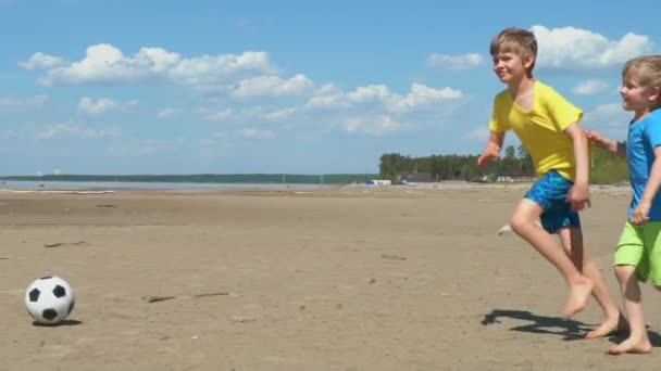 Dwóch Chłopców Hit Piłki Nożnej Plaży Zwolnionym Tempie — Wideo stockowe
