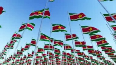 Birçok ulusal bayrakları Surinam, Güney Amerika'ya karşı mavi gökyüzü. Üç boyutlu 3d animasyon oluşturma.