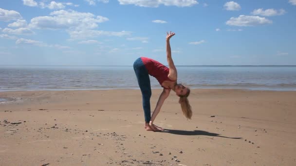 Mädchen Dehnt Sich Und Praktiziert Yoga Sandstrand — Stockvideo