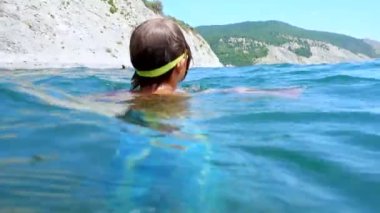 Çocuk yüzme ve deniz, çocuk temiz tropikal su sualtı görünümü ağır çekim şnorkel dalış