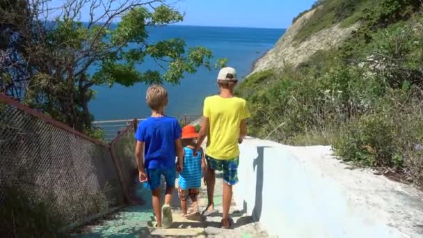 Los Niños Bajan Las Escaleras Hacia Mar Tres Chicos Vacaciones — Vídeo de stock