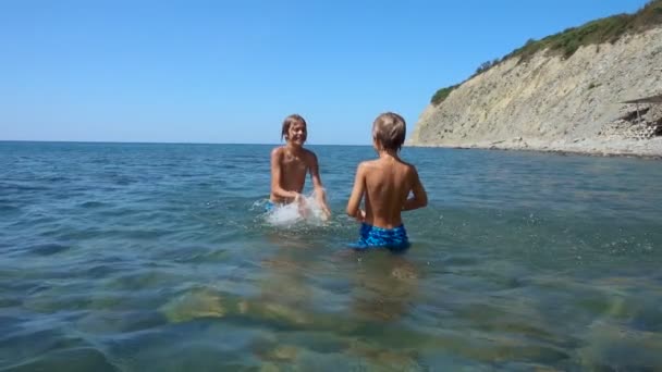 Kinderen Plezier Het Water Gelukkige Jongens Spelen Zee Slow Motion — Stockvideo