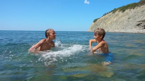 Gelukkige Jonge Geitjes Samenspelen Zee Jongens Maken Van Spatten Water — Stockvideo