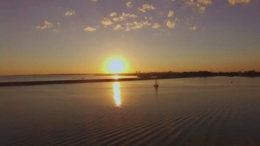 Bir gün batımında denize yelken küçük yat. Hava dron vurdu.