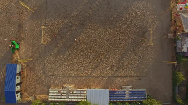 Vista Aérea Drone Homens Jogam Futebol Praia Hora Verão Futebol — Vídeo de Stock