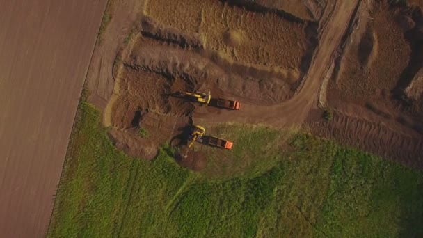 Grävmaskiner Gräver Grop För Att Förbereda Platsen För Uppförandet Byggnaden — Stockvideo