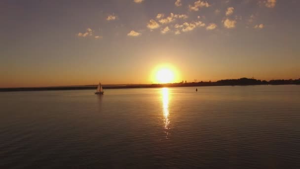 游艇驶过平静的海水在日落时反射太阳 — 图库视频影像
