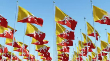 Birçok bayrakları bayrak direkleri üst üste mavi gökyüzü rüzgar içinde çırpınan Bhutan Krallığı. Üç boyutlu render animasyon.