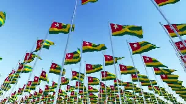 Muchas Banderas Togo Ondeando Viento Los Postes Bandera Contra Cielo — Vídeo de stock