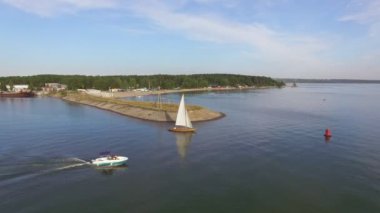 Bir yat ile deniz, kıyıya yakın bir motorlu tekne havadan görünümü