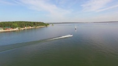 Hava dron küçük hız tekne tekne ve yat üzerinden vurdu. Tatil tatil kavramı 4k