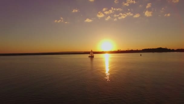 Zeilboot Een Kalme Zee Met Weerspiegeling Van Zon Het Water — Stockvideo