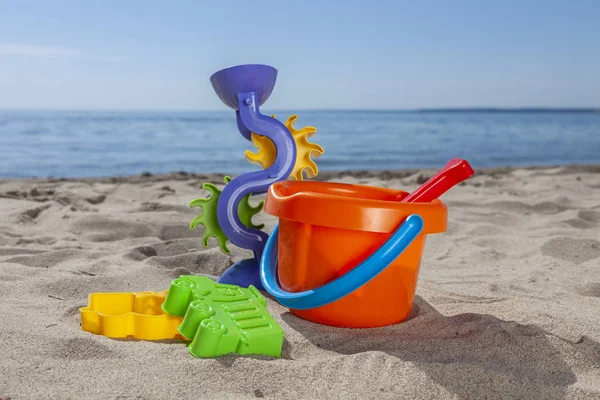 孩子们在阳光明媚的日子里在沙滩上玩玩具 — 图库照片