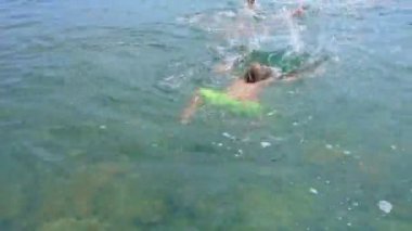 Etkin çocuklar deniz suda yüzmek. Yaz tatili, aktif yaşam tarzı kavramı çocuklar