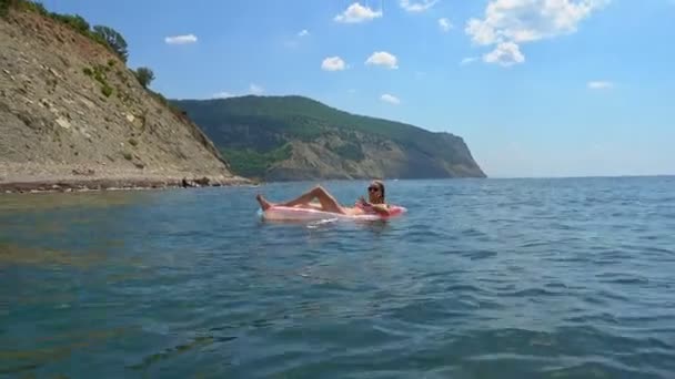 Νεαρή Γυναίκα Χαλαρώνοντας Στο Φουσκωτό Στρώμα Στην Μαύρη Θάλασσα Νερό — Αρχείο Βίντεο