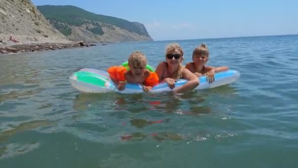 Mujer Joven Dos Niños Nadando Colchón Inflable Mar — Vídeos de Stock