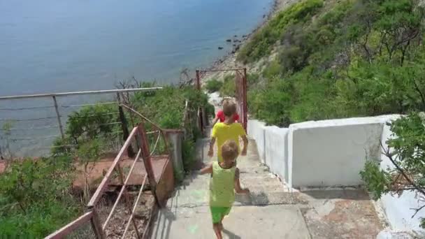 孩子们顺着楼梯跑到海边 三男孩在暑假度假 度假胜地 — 图库视频影像