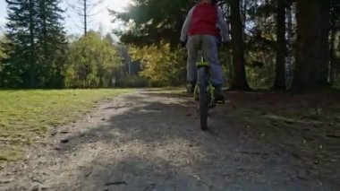 Çocuk, açık havada Bisiklet Park, çocuk bisiklet, Altın Sonbahar güneş parlıyor