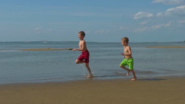 Heureux Garçons Courant Sur Plage Ralenti Vacances Été Enfants Amuser — Video