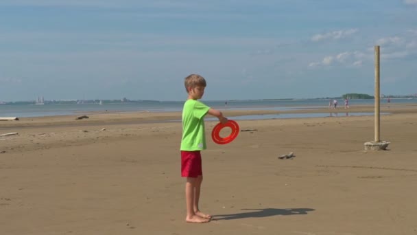 Мальчик Играет Фрисби Пляже Замедленной Съемки — стоковое видео