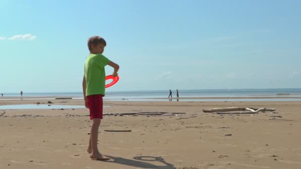 Criança Brincando Praia Câmera Lenta — Vídeo de Stock