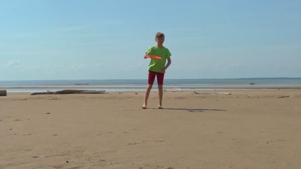 Niño Jugando Con Disco Volador Playa Día Soleado Cámara Lenta — Vídeos de Stock