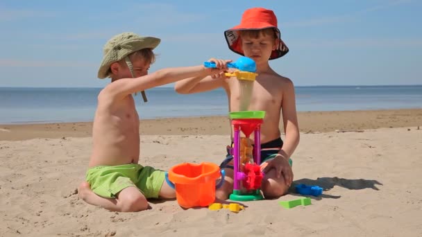 Hermanos Jugando Con Arena Playa Tropical Vacaciones Verano Niños Jugando — Vídeos de Stock