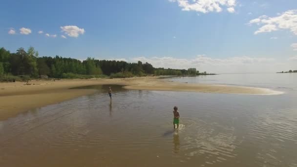 Kinderen Zijn Plezier Lopen Rond Ondiep Water Een Grote Rivier — Stockvideo