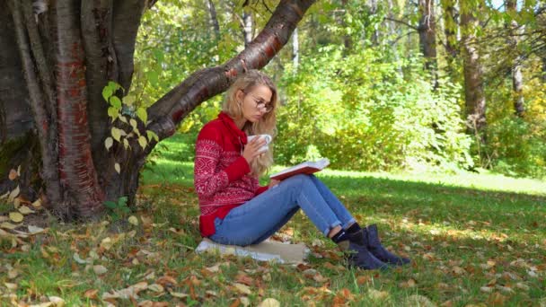 Красива Молода Жінка Читає Книгу Під Деревом Осінній День Гарячий — стокове відео