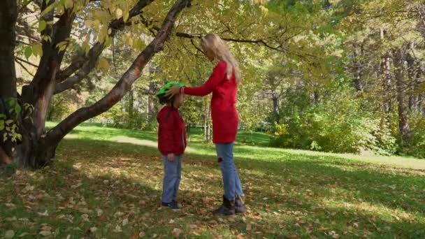 Mamma Indossa Casco Bicicletta Sul Bambino Nel Parco Autunnale — Video Stock