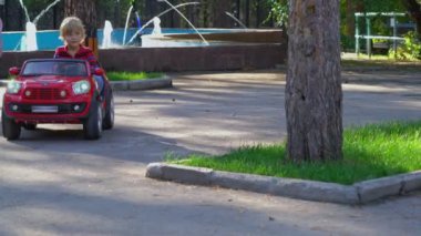 Novosibirsk, Rusya, 10 Eylül 2018: küçük çocuk Hayvanat Bahçesi parkta kırmızı araba.