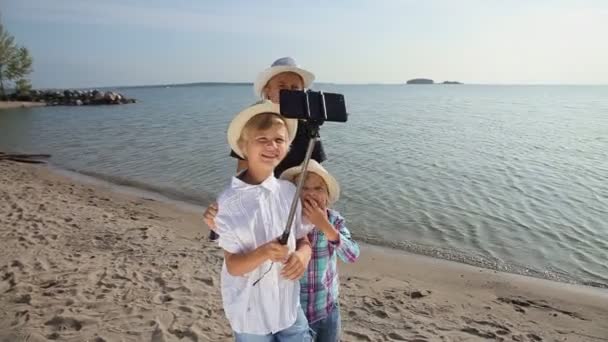 Tres Chicos Felices Sombreros Tomando Fotos Por Teléfono Inteligente Selfie — Vídeo de stock