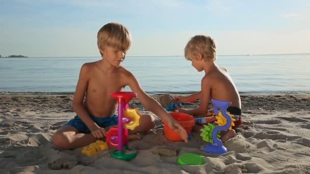 Two Boys Playing Toys Sand Beach Summertime Holidays Kids Haing — Stock Video